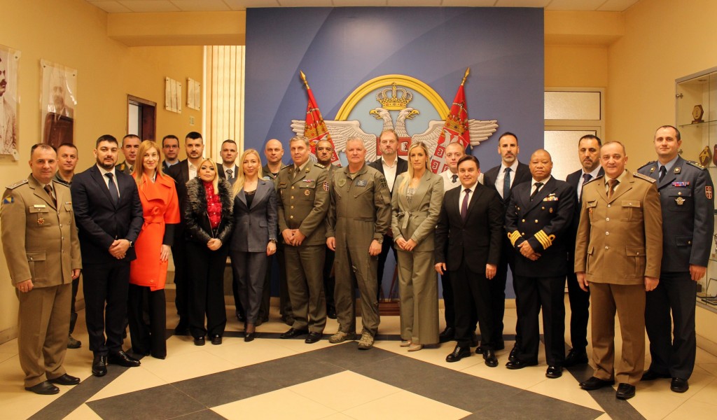 Полазници 15. класе Високих студија безбедности и одбране боравили су данас у студијској посети команди и јединицама Ратног ваздухопловства и противваздухопловне одбране Војске Србије.