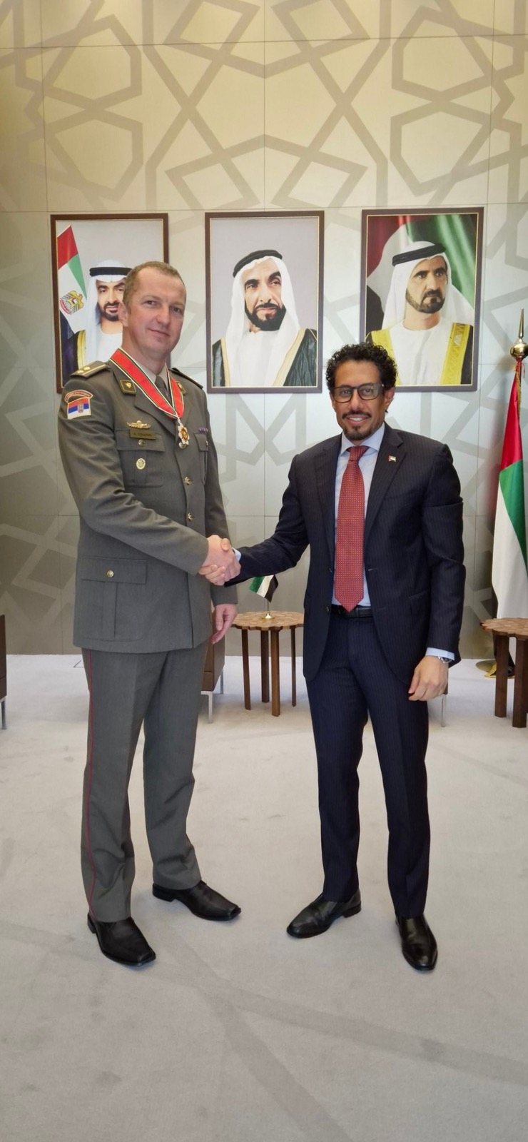 Predsednik UAE odlikovao polaznika 68. klase Generalštabnog usavršavanja potpukovnika Vladimira Tokalića, bivšeg vojnog atašea u Ambasadi Srbije u UAE